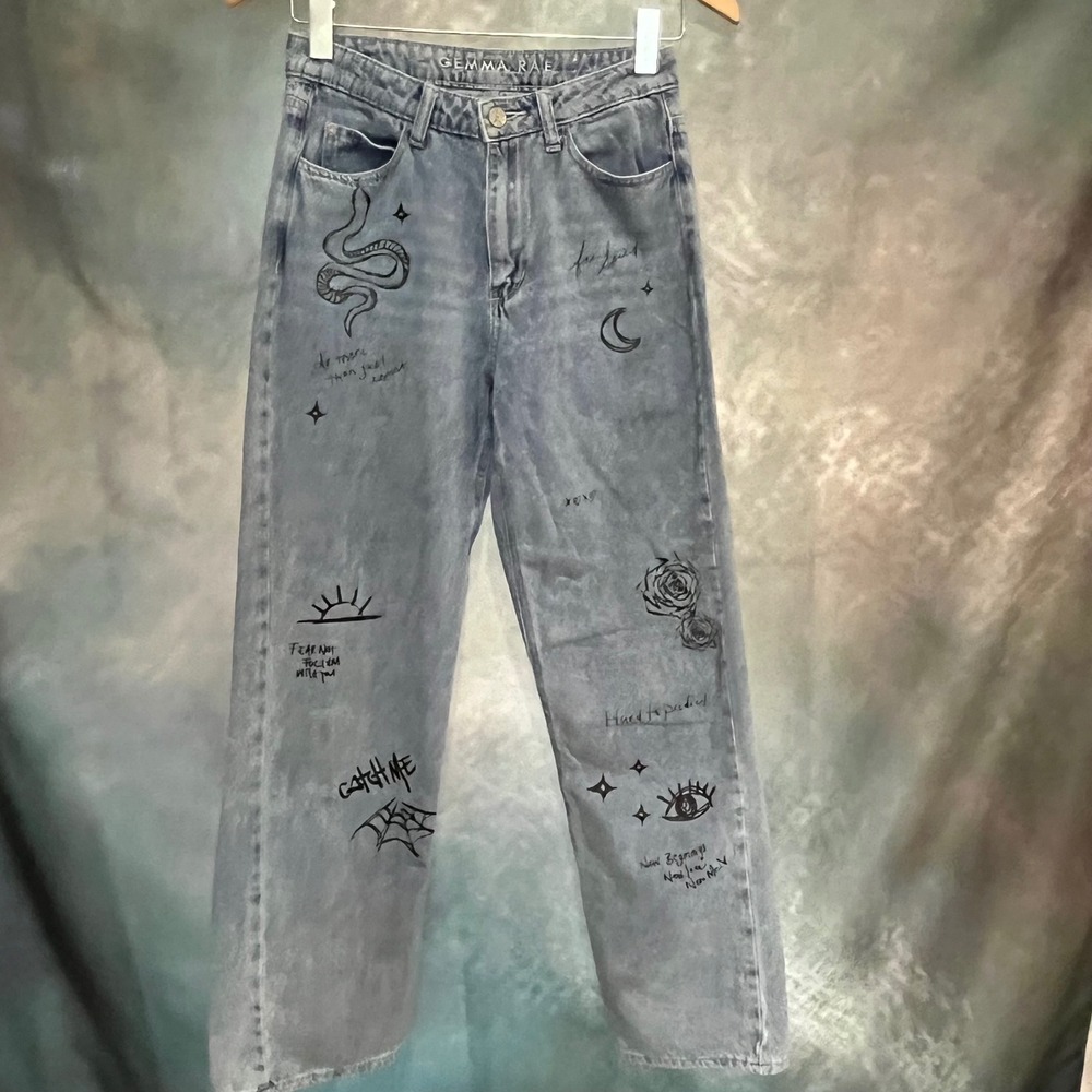 Gemma Rae Light Wash Doodle Tattoo Graphic Straight Leg Jeans Blue Womens 3/26‎